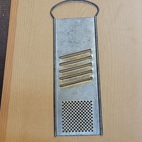 3 Vintage Metal Graters - Picture 3 of 9